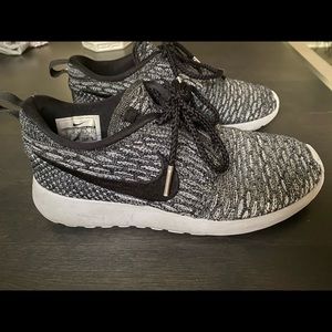 Women’s Nike Roshe tennis shoes